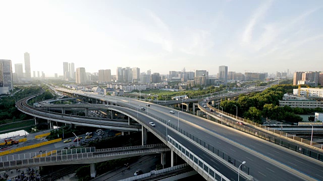 现代城市中城区的路口。时间流逝