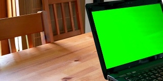 摄影:客厅木桌上的笔记本电脑，绿屏色度键