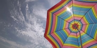 太阳伞挥舞在晴朗的天气在天空背景。Copyspace左