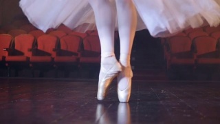 小芭蕾舞者的脚在缎子鞋跳舞。视频素材模板下载