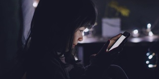 女婴在除夕夜使用智能手机