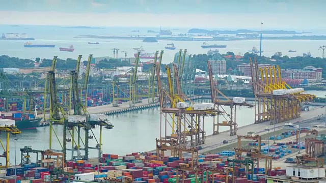 在新加坡船厂工作的集装箱货轮