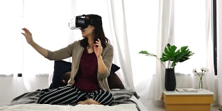 女人在卧室玩虚拟现实耳机，近距离
