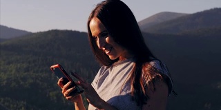 在山里用手机自拍的快乐女人