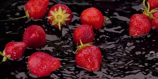 成熟的草莓落在桌子上。