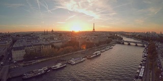 日落时巴黎和塞纳河的鸟瞰图