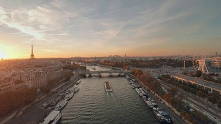 日落时巴黎和塞纳河的鸟瞰图视频素材模板下载