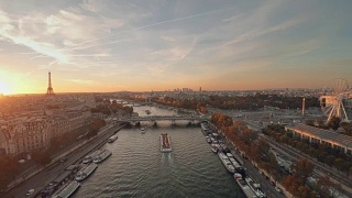 日落时巴黎和塞纳河的鸟瞰图视频素材模板下载