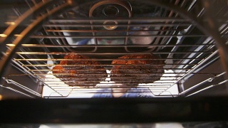 用烤鸡在烤箱中烤有大理石花纹的牛肉视频素材模板下载