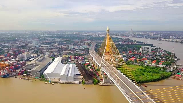 泰国普密蓬大桥交通的鸟瞰图