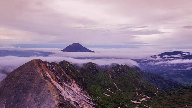 锡那邦火山