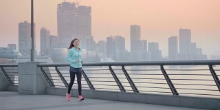 在城市环境中慢跑的亚洲女人