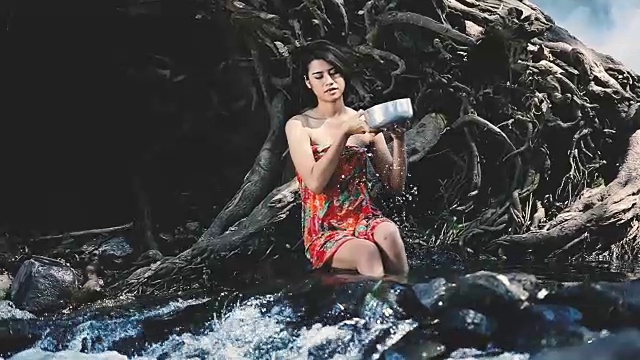 亚洲女人在泰国瀑布洗澡