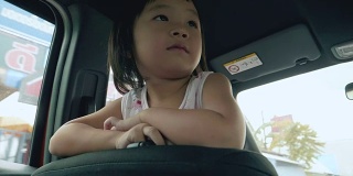 儿童在汽车里旅行