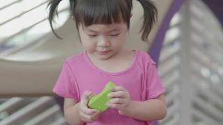 亚洲小女孩的积木视频素材模板下载