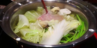 热涮锅，蔬菜和猪肉