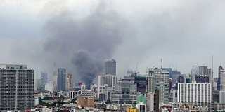 黑烟从高楼中滚滚而出。居住建筑