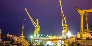 船坞里有两艘船。在亚速海，船舶修复和重建过程日夜全高清延时视频