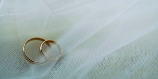 结婚戒指放在面纱上