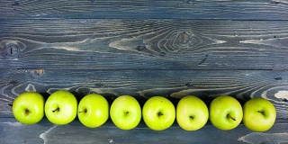 苹果微笑的延时动画。停止运动新鲜水果在木桌上，4K。概念牙科，健身，健康饮食。