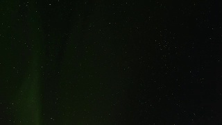 北极光(北极光)在罗浮敦上空的夜空中的时间推移剪辑视频素材模板下载