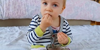 宝宝在吃石榴籽