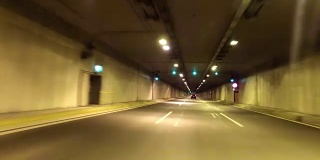 汽车穿过一条隧道，然后离开