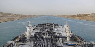 苏伊士，埃及——一艘油轮正在通过苏伊士运河。