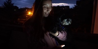 微笑可爱的女人与她的狗自拍
