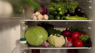 满满一冰箱的新鲜健康食品。缓慢的密苏里州。视频素材模板下载
