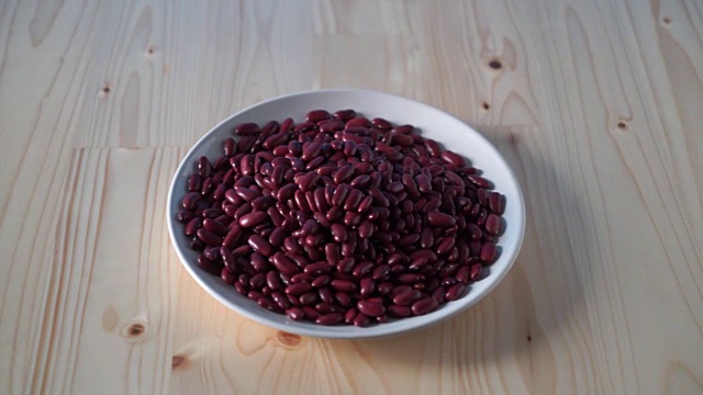 PAN/堆放在木地板上的红豆