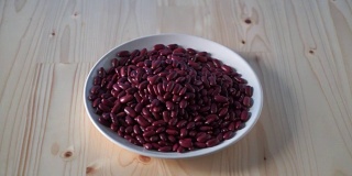 PAN/堆放在木地板上的红豆