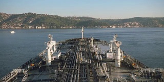 一艘原油油轮正驶过土耳其博斯普鲁斯海峡。
