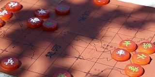 下午下中国象棋。树叶的影子。而棋谱的背景图——楚河韩杰。没有人。