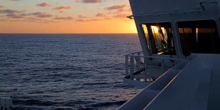 海上日落时的导航桥。