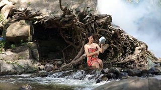 亚洲女人在泰国瀑布洗澡视频素材模板下载