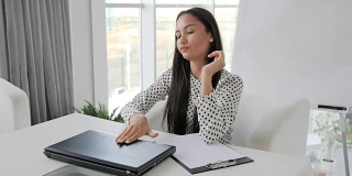职场女性在办公室弄皱纸张和сloses笔记本电脑，金融危机，抑郁的员工，办公室职员