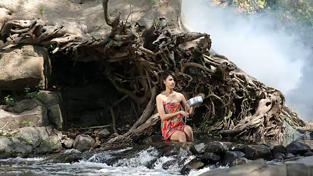 亚洲女人在泰国瀑布洗澡