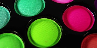 循环旋转彩色专业化妆品眼影调色板，超微距拍摄。