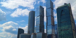 蓝天白云映衬着商业中心的摩天大楼