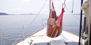 一个女人在帆船上的吊床上看书
