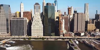 美国纽约鸟瞰图。无人机飞离曼哈顿东河岸边