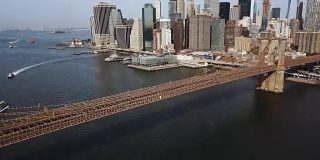 美国纽约鸟瞰图。风景布鲁克林大桥穿过东河到曼哈顿