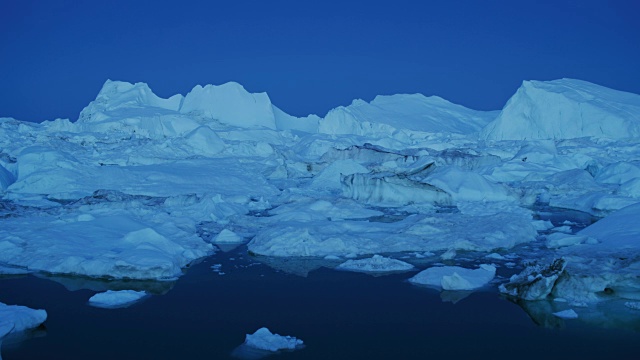 漂浮在格陵兰岛迪斯科湾的冰山