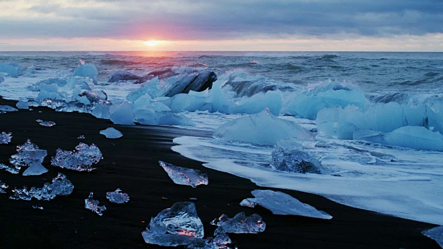 冰山海滩Jökulsárlón冰川泻湖在冰岛