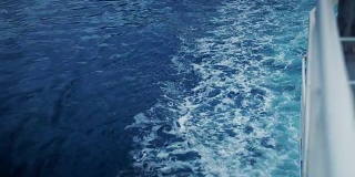 船在海面上产生泡沫