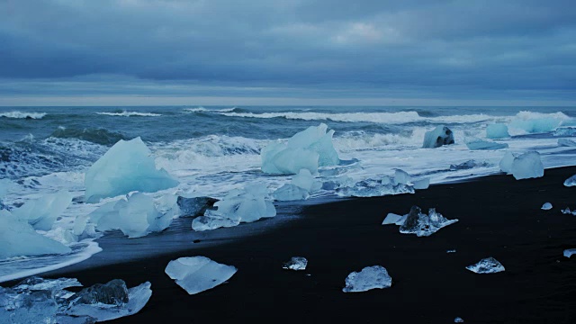冰山海滩Jökulsárlón冰川泻湖在冰岛
