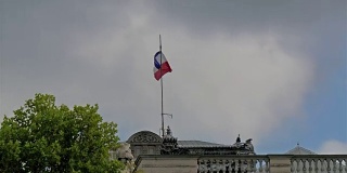 旗杆上飘扬的法国国旗