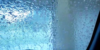 洗车房里的水和肥皂水冲下汽车的前部