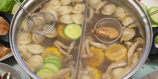 概念火锅亚洲美食。用漏勺煮虾。辣酱虾